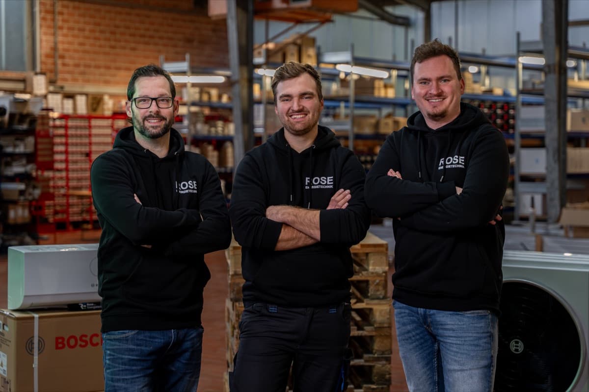 Team von Rose Energietechnik im Lager
